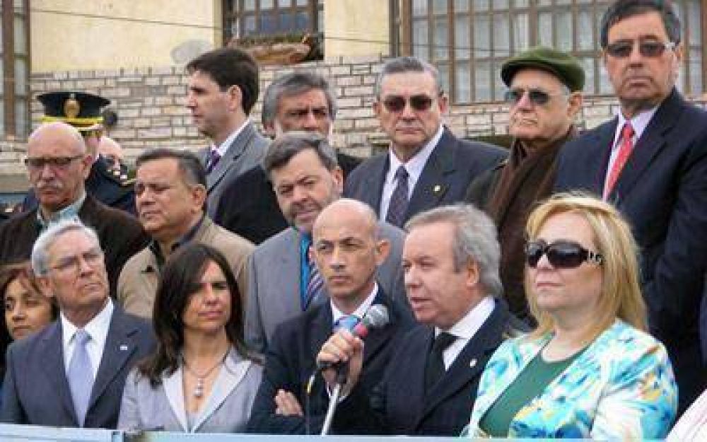 Peralta evalu� la asimetr�a de poblaci�n en Santa Cruz
