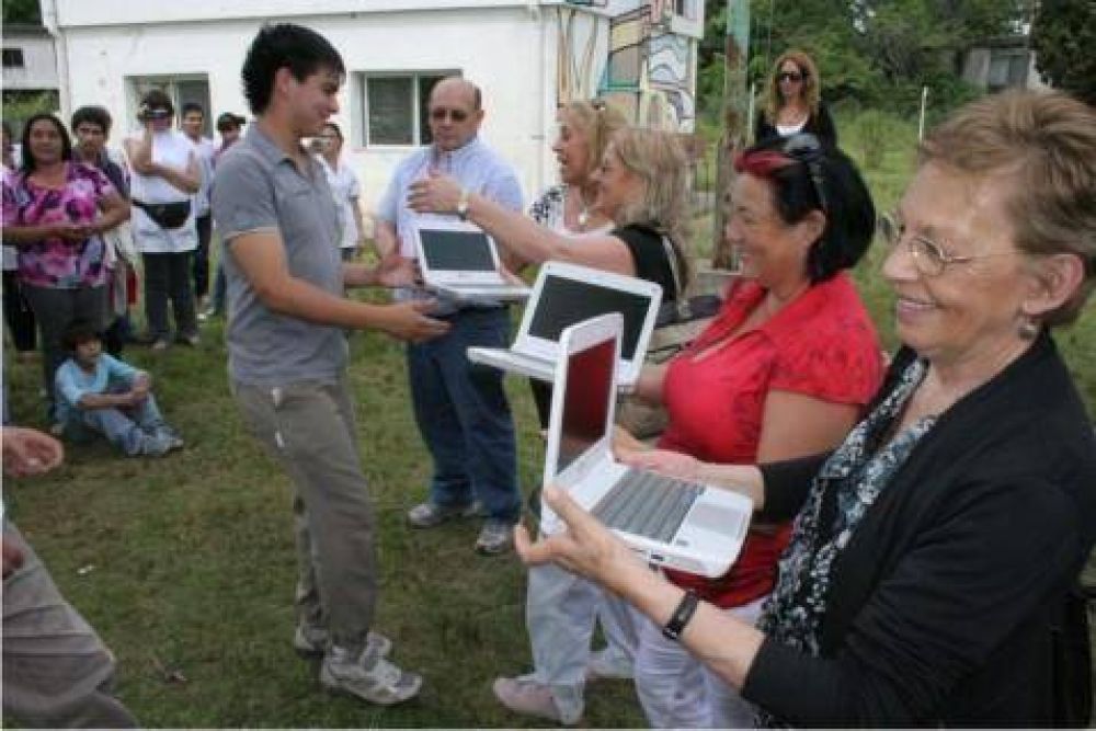 Conectar Campana  Medio centenar de chicos de la Escuela Agropecuaria N�2 recibieron sus netbooks