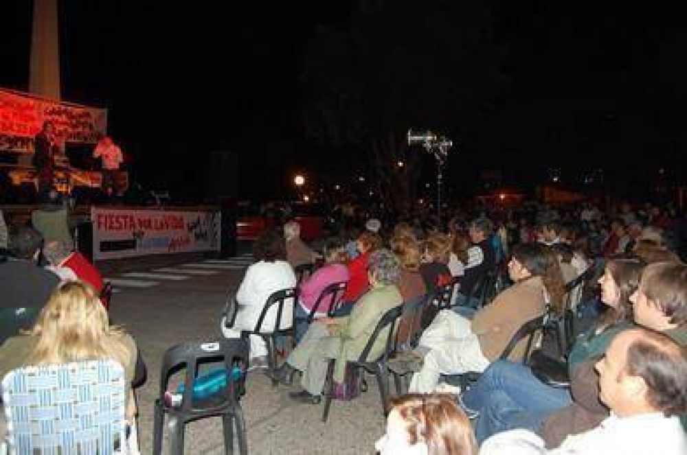 La Asamblea Ambiental realiz� un festival en la Costanera contra la pastera Botnia 