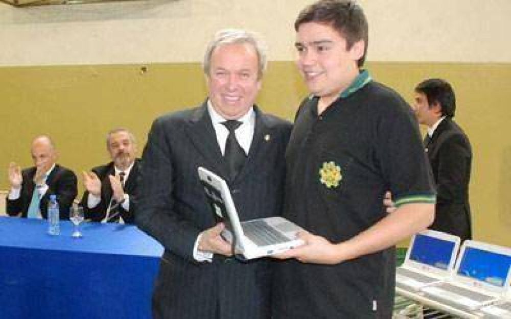 Alumnos de Escuela Industrial de Caleta recibieron netbooks