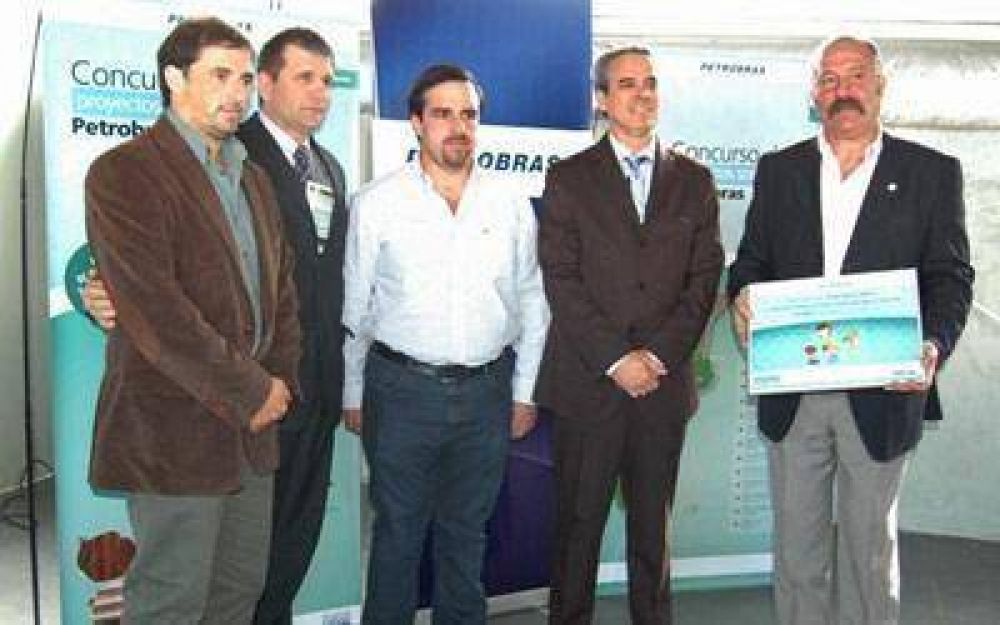 Empresa premi� a una instituci�n de Caleta por proyecto de Granja Modelo