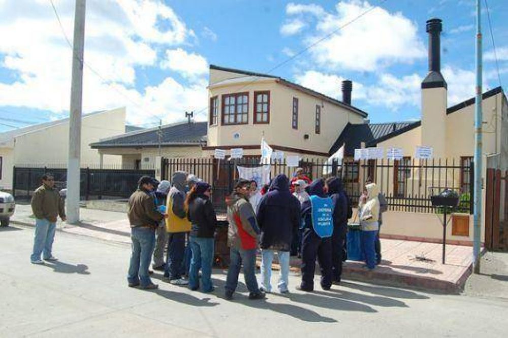 El SUTEF realiza escrache frente al domicilio particular de Fabio Marinello