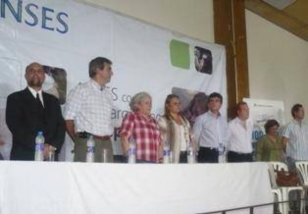 Entrega de Net Books a Escuela Media.