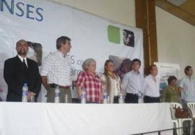 Entrega de Net Books a Escuela Media.