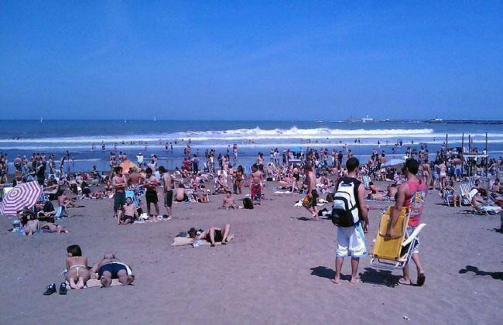 Mucha gente en la playa y los guardavidas que no trabajan con normalidad