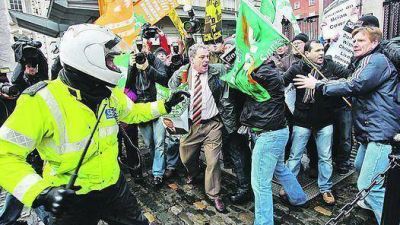 El gobierno irland�s se tambalea y llama a elecciones anticipadas