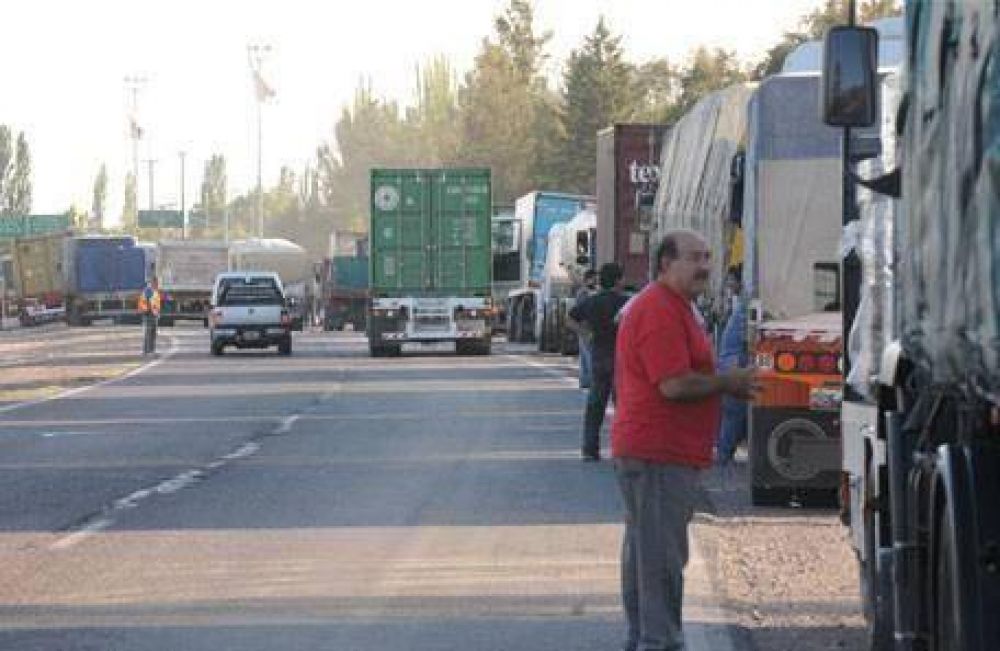 Los ex ypefianos levantaron el corte sobre la ruta 40 pero reanudar�n los cortes el mi�rcoles desde las 7