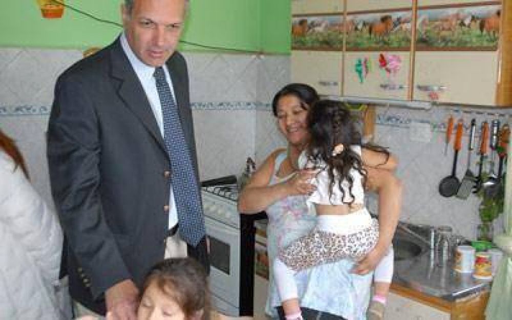 Buzzi recorri� el tendido de redes de gas en el barrio San Cayetano