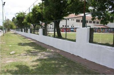Mantenimiento de Escuelas  Personal de Servicios P�blicos acondicion� muro perimetral de la Escuela Normal