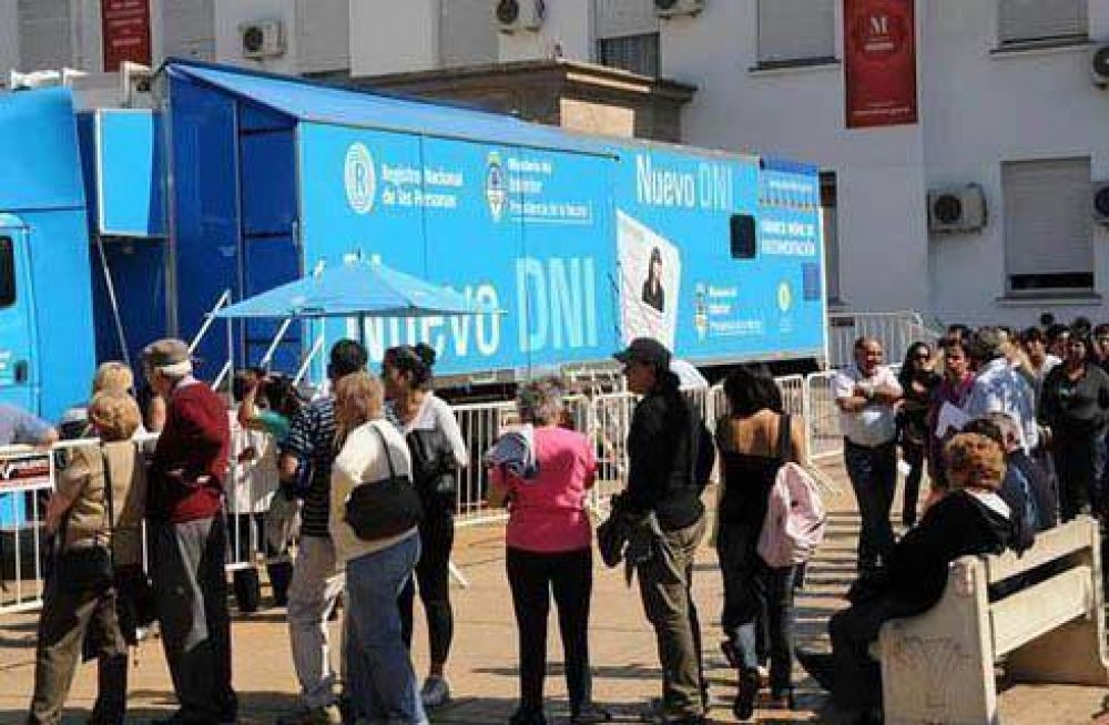 Exitosa campa�a de documentaci�n en la Plaza de Mor�n
