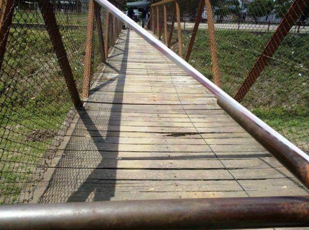 Una buena: arreglan el puentecito de madera de la ex Estacion Urquiza