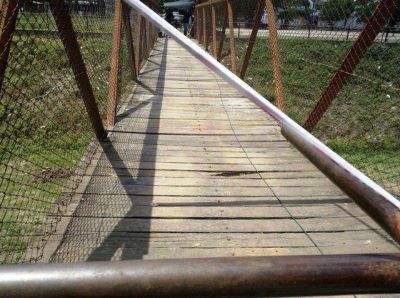 Una buena: arreglan el puentecito de madera de la ex Estacion Urquiza