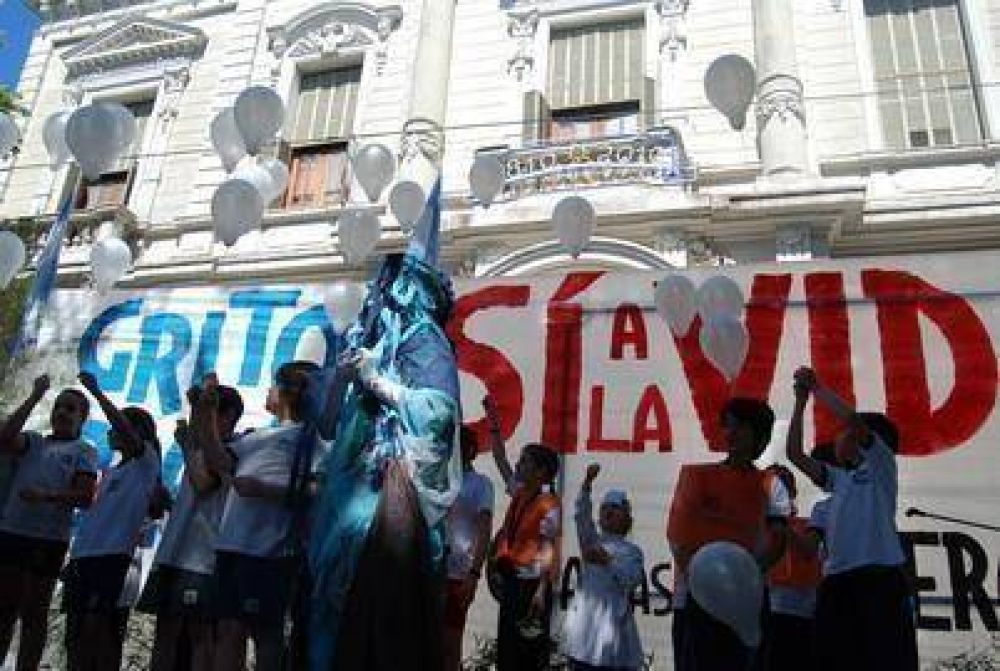 Los gurises gritaron bien fuerte para que Botnia se vaya del r�o Uruguay 