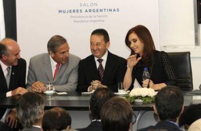 Jaque estuvo en otro acto con Cristina y vuelve a Mendoza luego de 10 d�as