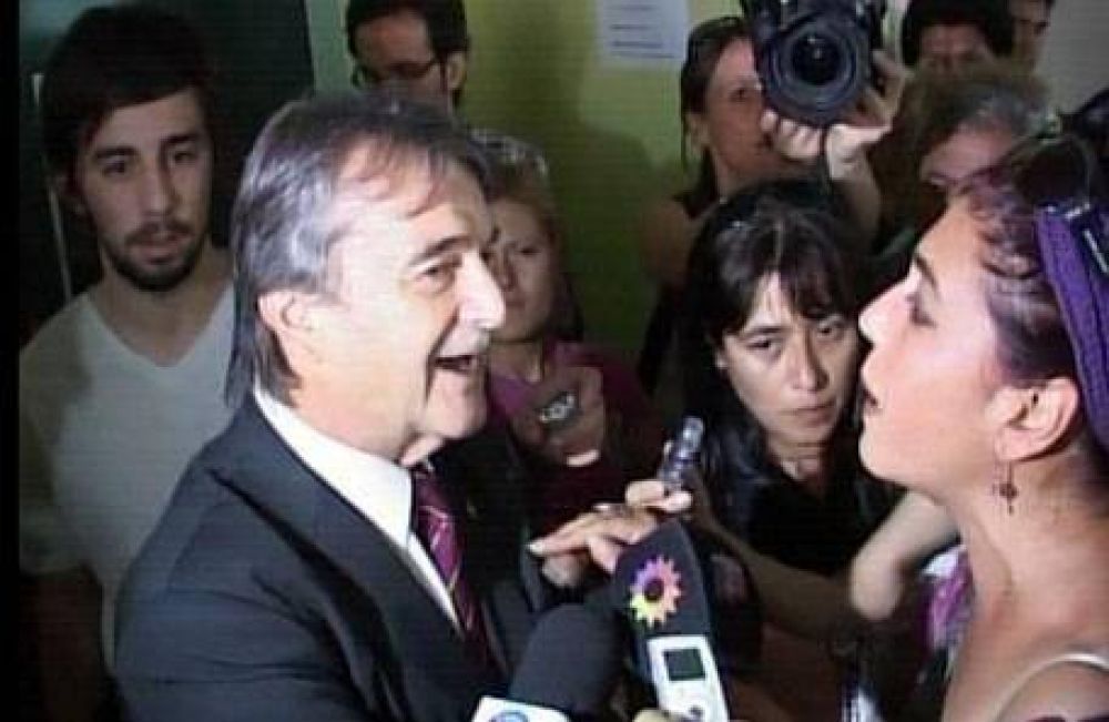 Dos sindicalistas corrieron del hospital Lagomaggiore al ministro de Salud grit�ndole "maric�n"