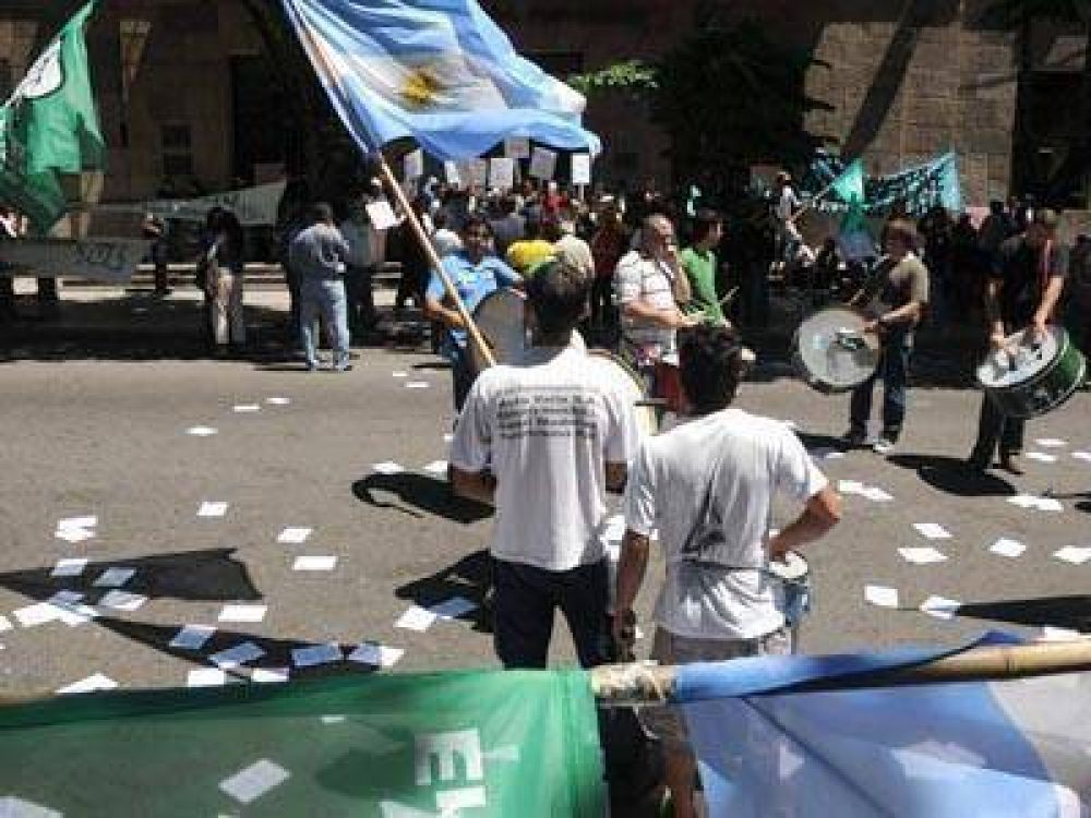 Fuertes reclamos de trabajadores navales frente a la Municipalidad