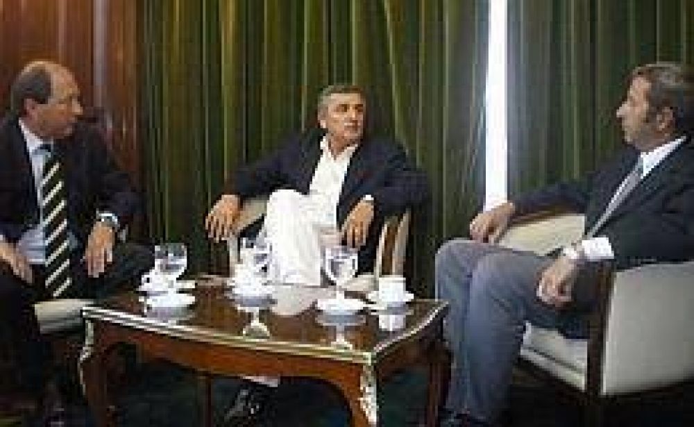 El entusiasmo de Sanz, la euforia de Morales y la indecisi�n de Cobos recalientan la interna radical