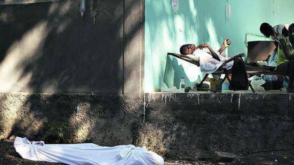 Una caravana de la muerte, hacia las fosas comunes del c�lera en Hait�