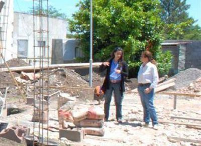 Avanza la ampliaci�n del Hospital de Hinojo y el SUM de Escuela Esqui�
