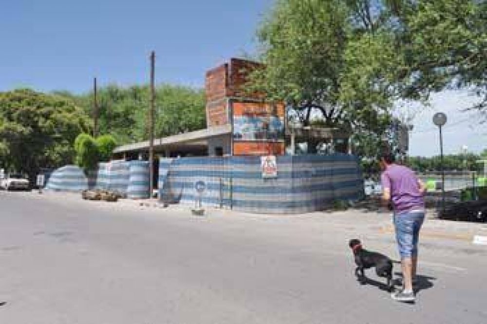 Vecinos preocupados por la construcci�n de la oficina de informes tur�sticos 