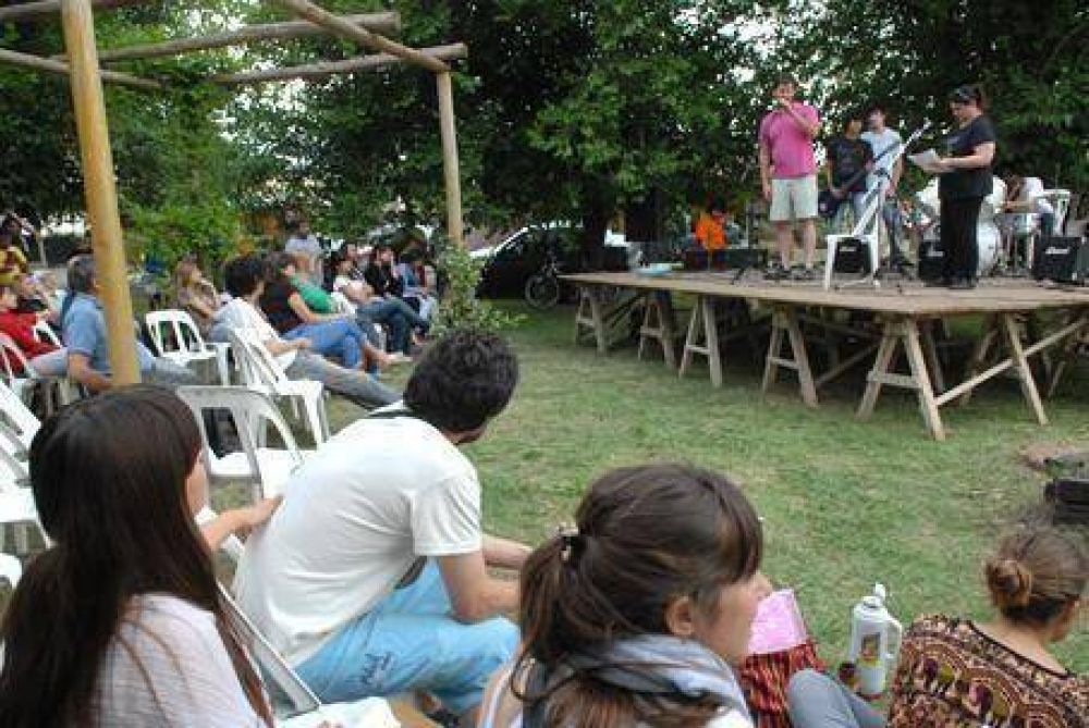 Con m�sica y adhesiones se recordaron los estragos que comete Curtarsa