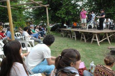 Con m�sica y adhesiones se recordaron los estragos que comete Curtarsa