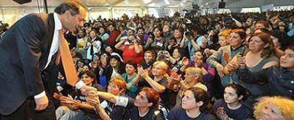 Scioli mand� la Ley para jubilar unas 1.000 Manzaneras con $886 por mes