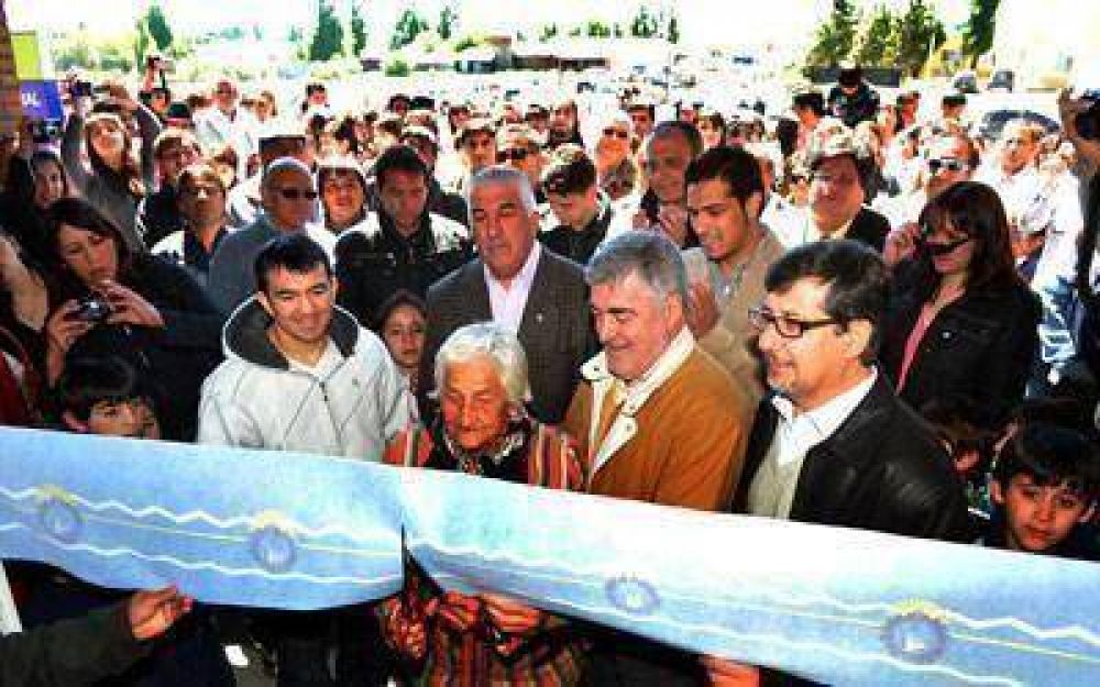Das Neves inaugur� un gimnasio en Lago Blanco