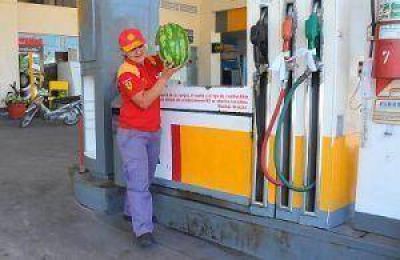 Cambio de rubro: las estaciones de servicio empezaron a vender sand�as   