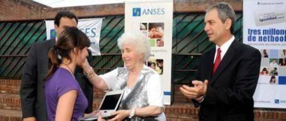 La madre de Cristina entreg� netbooks