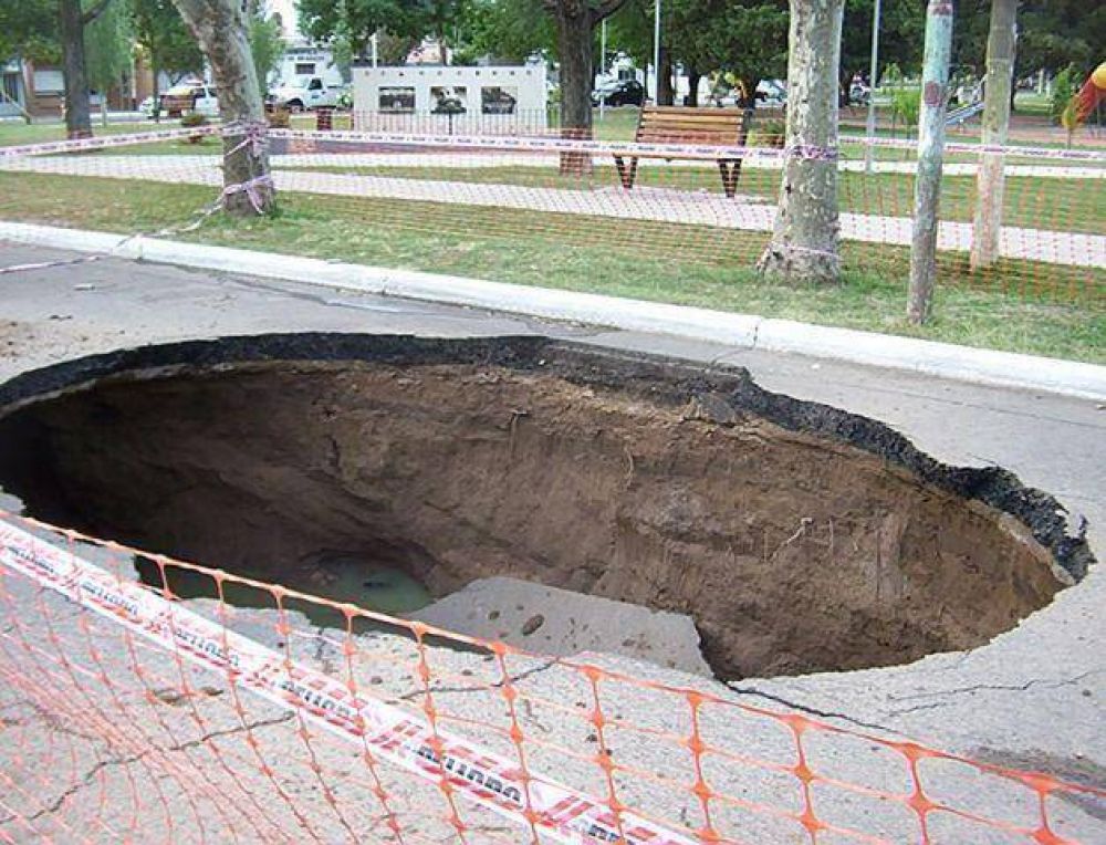NUEVAMENTE SE HUNDIO EL ASFALTO EN CALLE DEL BUSTO