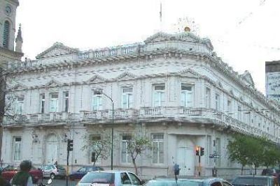 El oficialismo quiere que el Concejo cree los puestos y que el Intendente decida