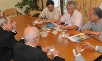 Tironeo con los sindicatos por el bono navide�o