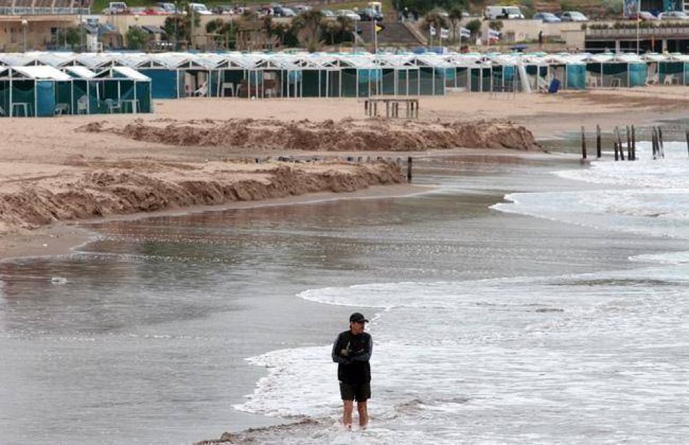 Advierten movimientos de arena en Playa Grande y alertan a ba�istas