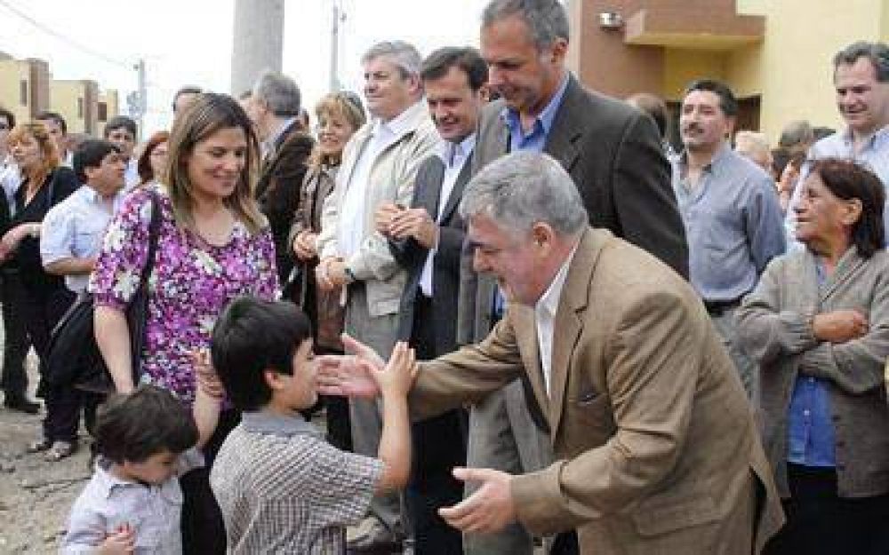 El gobernador entreg� ayer 35 casas en el barrio Quirno Costa