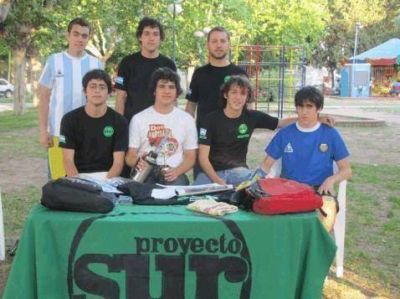 J�venes de Proyecto Sur promocionan su espacio pol�tico
