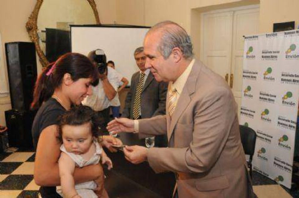 Se entregaron tarjetas a beneficiarios del programa "Envi�n"
