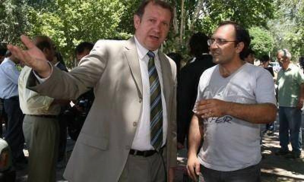 Colaps� un colector en Las Heras