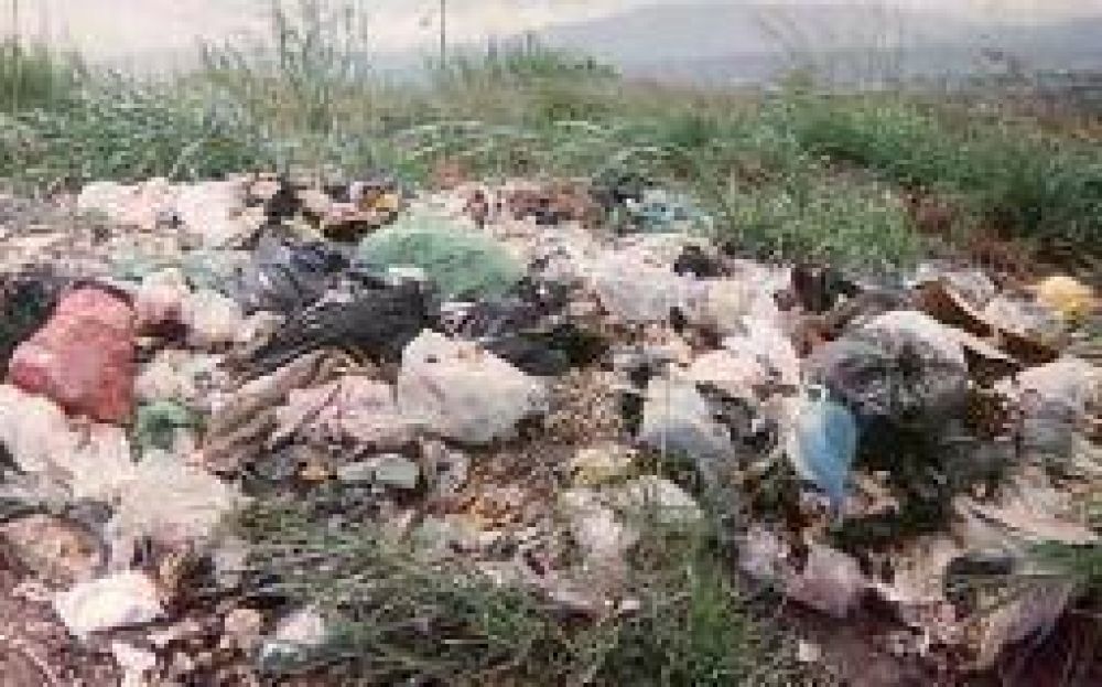 Ambiente sali� a poner pa�os fr�os a la pol�mica con la comuna capitalina