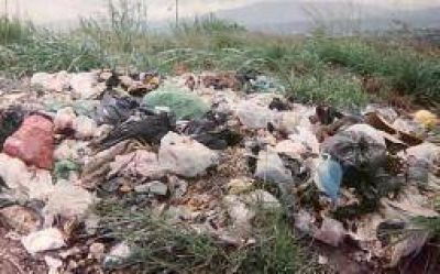 Ambiente sali� a poner pa�os fr�os a la pol�mica con la comuna capitalina