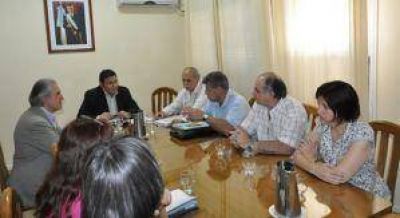 Acuerdo: Crean comisi�n para elaborar ley de 82 m�vil para m�dicos 
