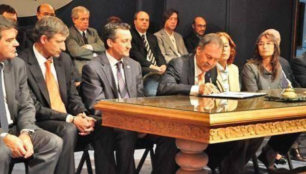 Schiaretti prohibir� por ley futura venta de tierras de Parque Las Tejas