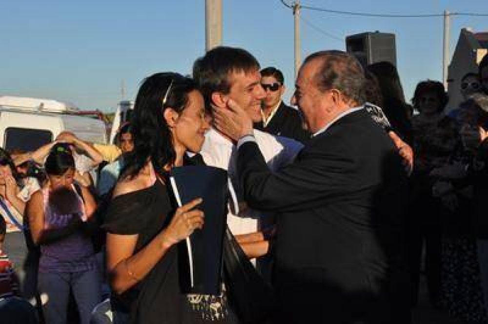 El gobernador Jorge entreg� viviendas y no quiso hablar del conflicto en Salud
