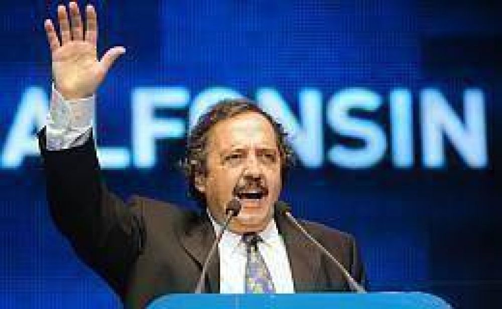 Alfons�n ya piensa en Sanz como competidor en la interna radical