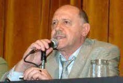 Acu�a cen� con Moyano para limar asperezas