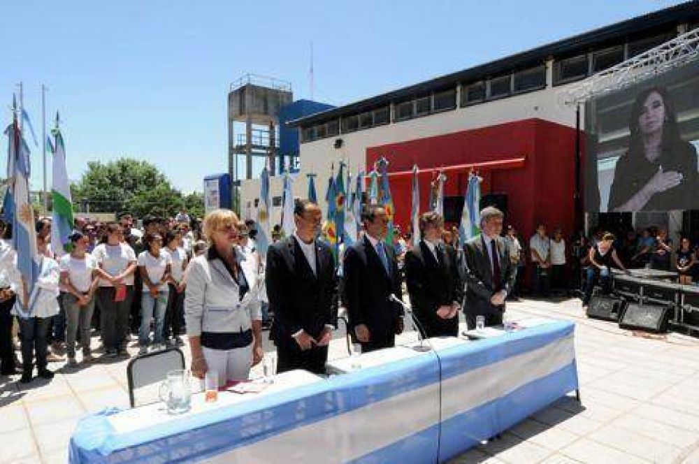 Scioli inaugur� una escuela y destac� el "federalismo" de la educaci�n argentina