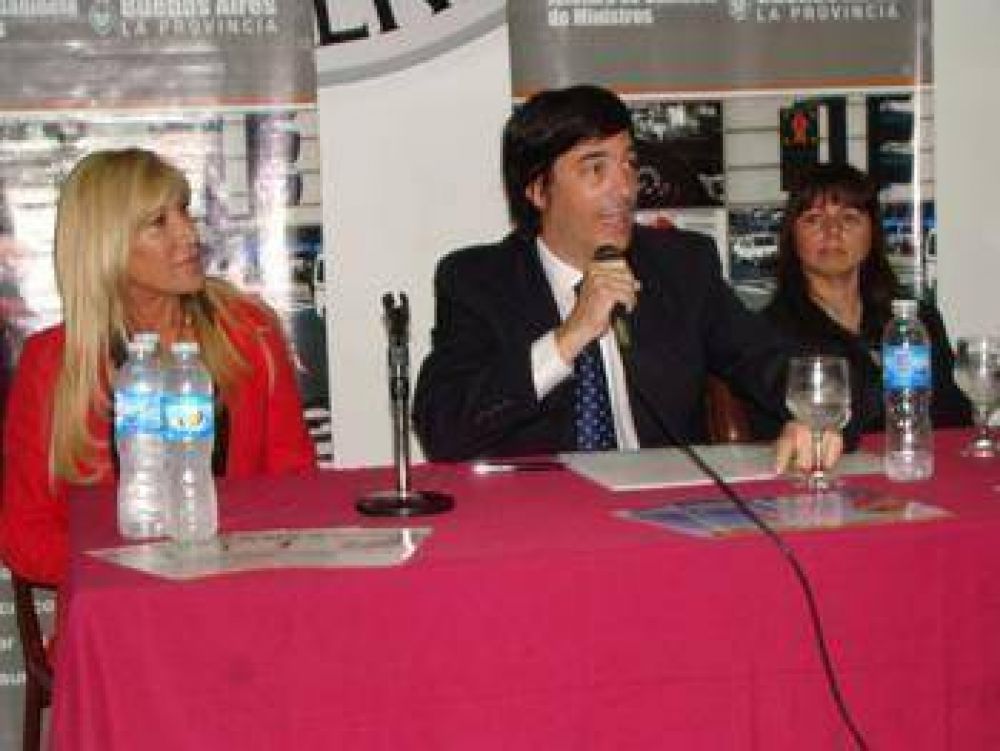 �Queremos que todos los municipios adhieran al programa �Sin casco no hay nafta��