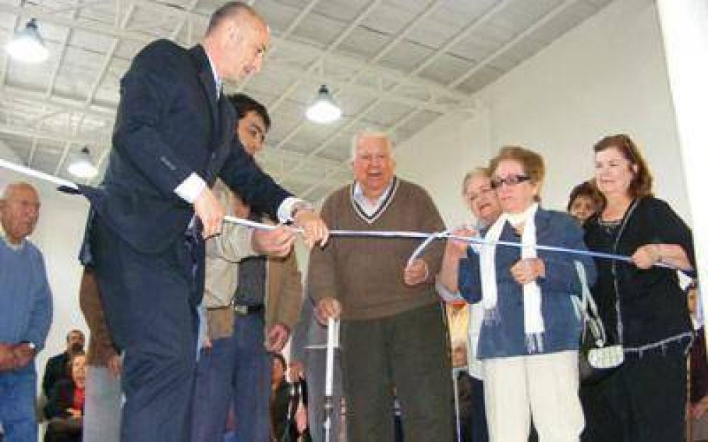 Cotillo inaugur� moderna ampliaci�n en la vecinal del barrio 26 de Junio