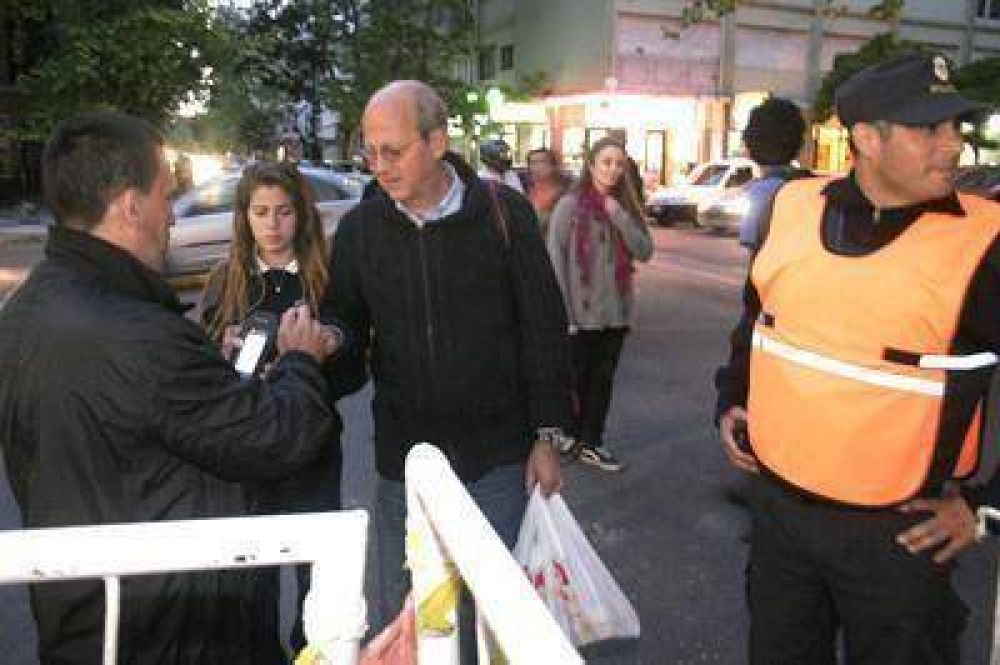 Instalaron puestos m�viles para agilizar la atenci�n del Centro de Acreditaciones