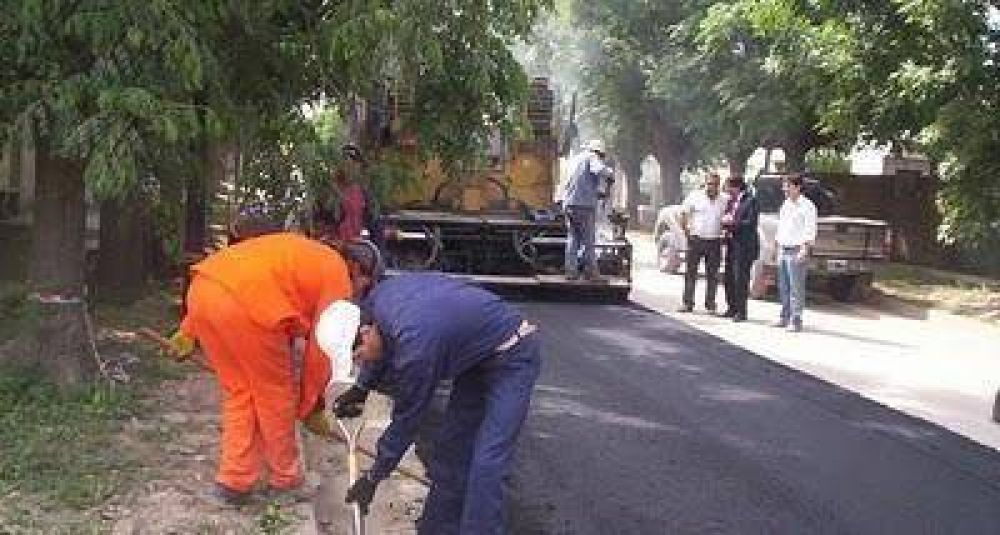El intendente recorri� obras de pavimentaci�n en la calle 25 de Mayo